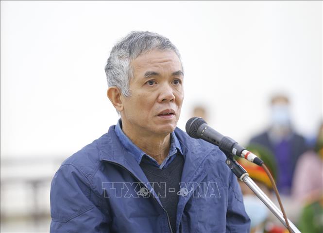 Trong ảnh: Bị cáo Phan Chí Dũng (63 tuổi, cựu Vụ trưởng Công nghiệp nhẹ, Bộ Công Thương) khai báo trước tòa. Ảnh: Doãn Tấn - TTXVN